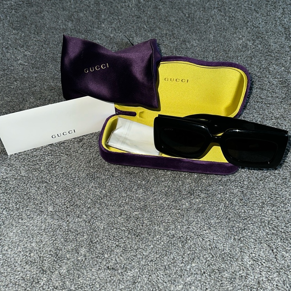 Gucci like new thick rim sunglasses